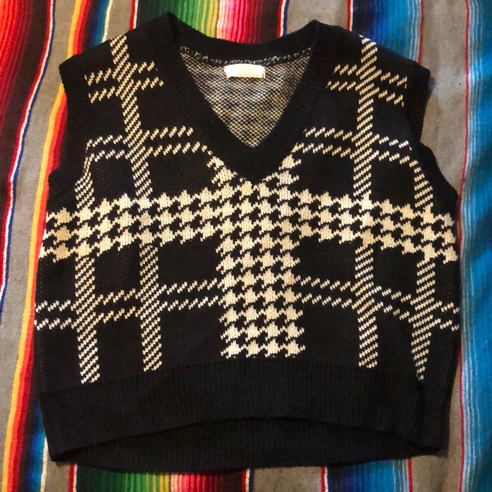 OAK + FORT Black and Cream Houndstooth Plaid V-Neck Sweater Vest